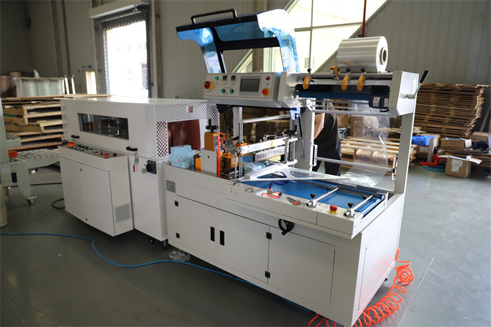 Cosmetic POF Fully Automatic Shrink Wrapping Machine , 30 Pcs/Min Heat Shrink Tunnel Machine